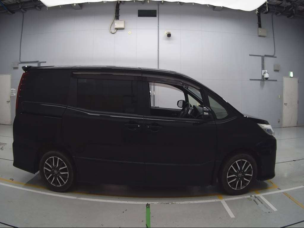 2014 Toyota Noah ZRR80W[2]