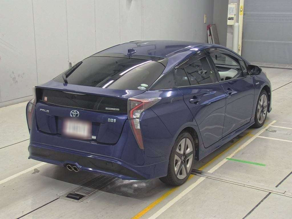 2016 Toyota Prius ZVW50[1]