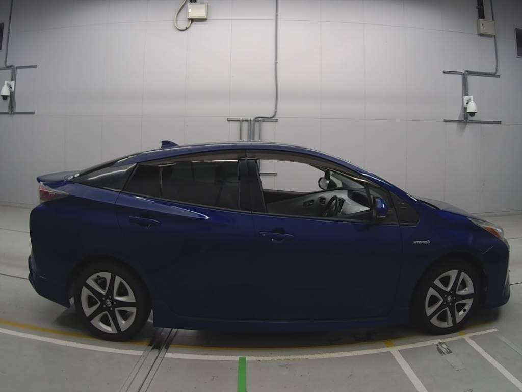 2016 Toyota Prius ZVW50[2]