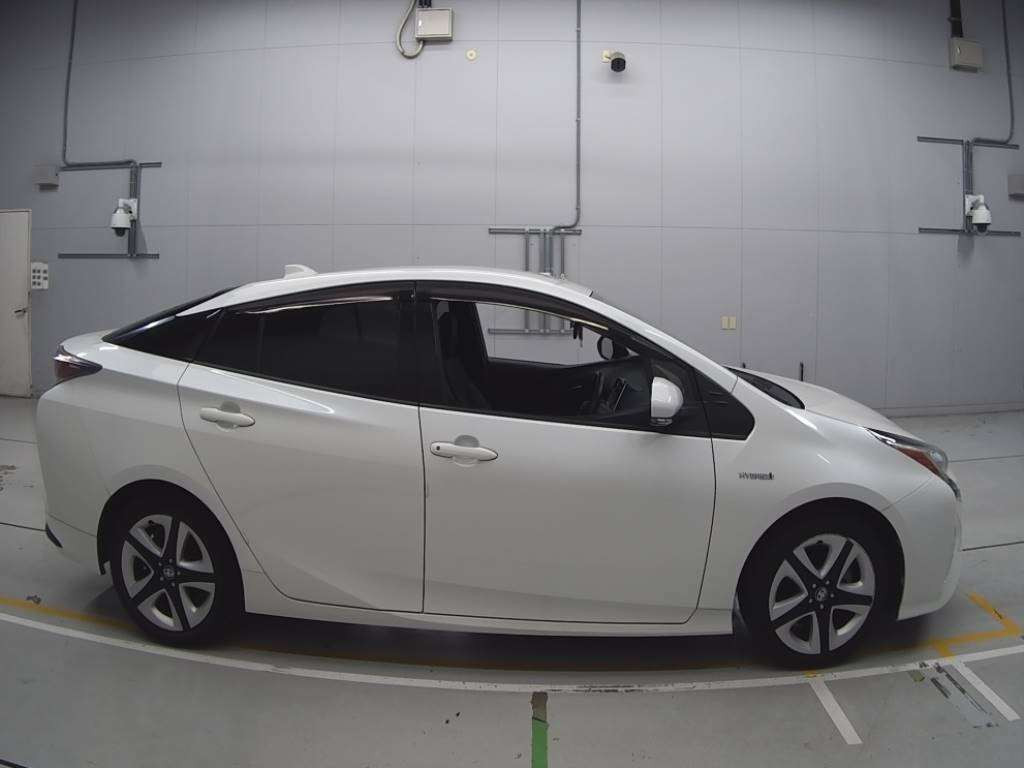 2017 Toyota Prius ZVW50[2]