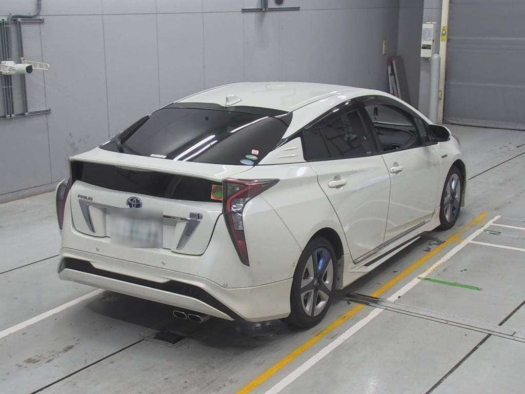 2016 Toyota Prius ZVW51[1]