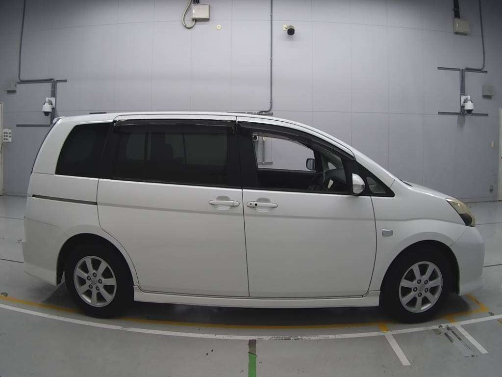 2011 Toyota Isis ZGM10W[2]