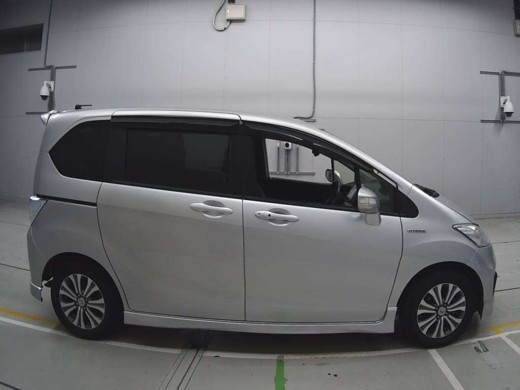 2012 Honda Freed hybrid GP3[2]