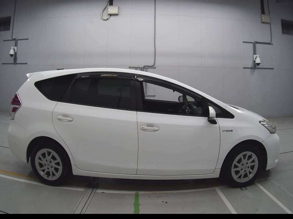 2015 Toyota Prius alpha ZVW40W[2]