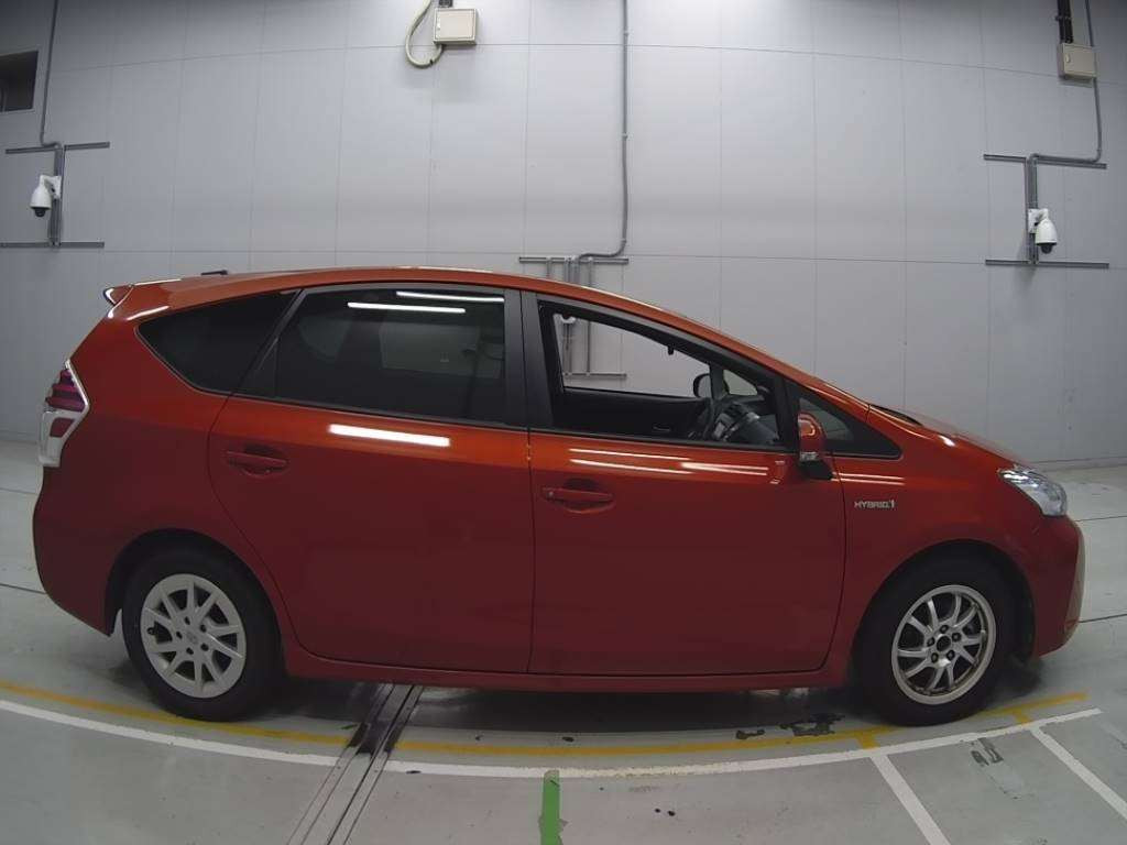 2015 Toyota Prius alpha ZVW41W[2]