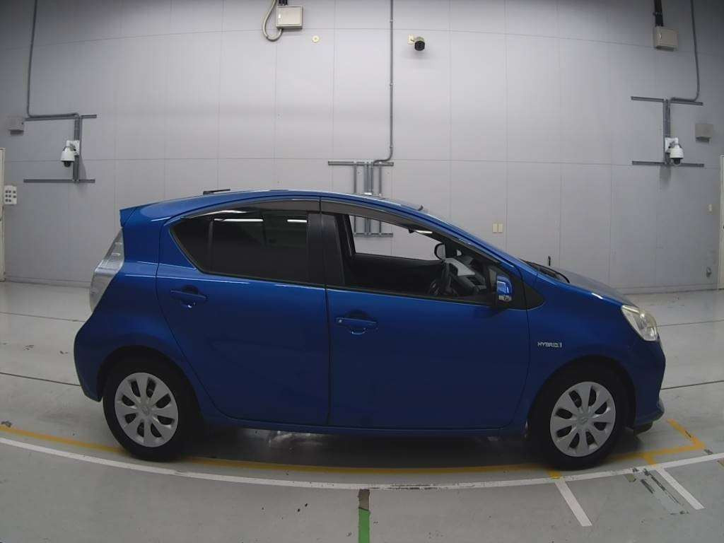 2013 Toyota Aqua NHP10[2]