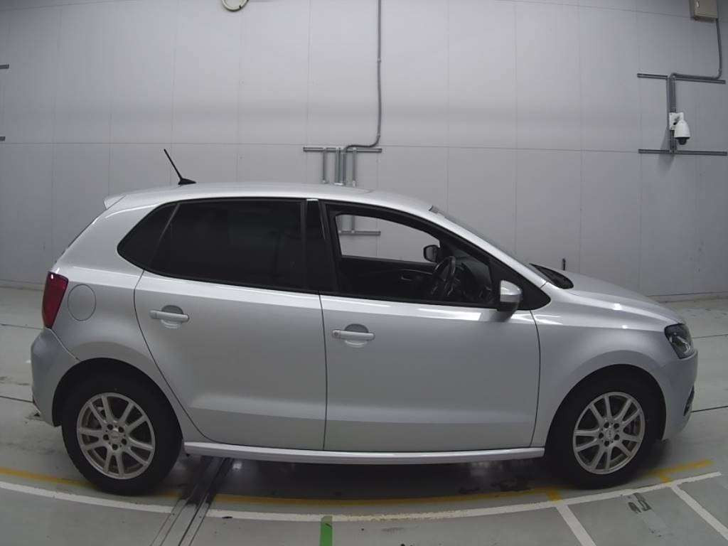 2016 Volkswagen Polo 6RCJZ[2]