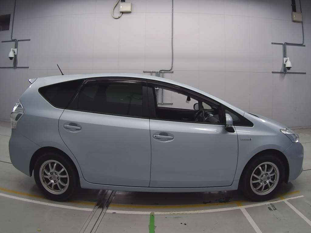 2013 Toyota Prius alpha ZVW41W[2]