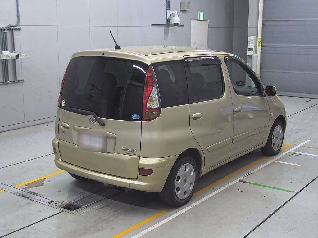 2004 Toyota Fun Cargo NCP20[1]