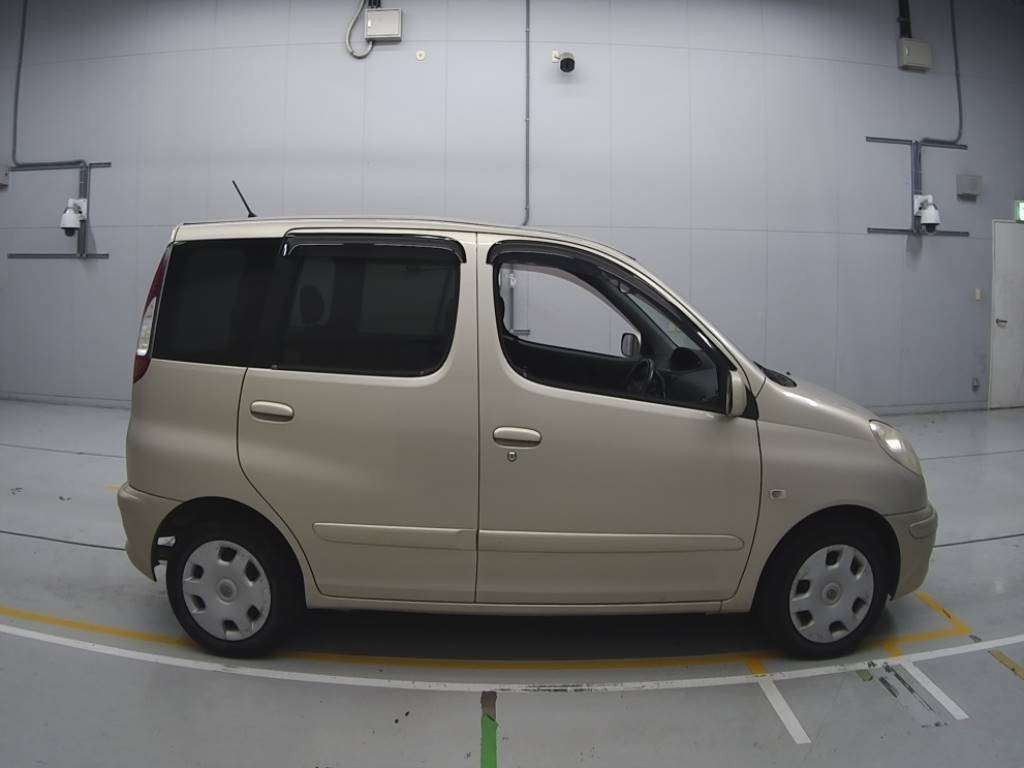 2004 Toyota Fun Cargo NCP20[2]