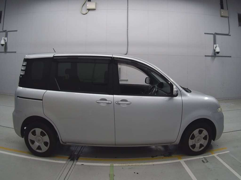 2009 Toyota Sienta NCP81G[2]