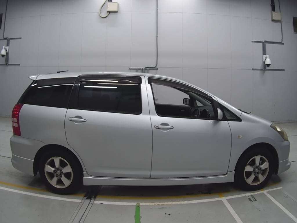 2004 Toyota Wish ZNE10G[2]