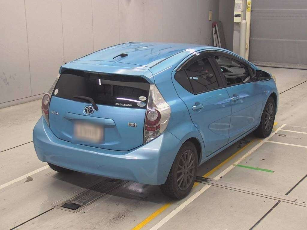 2012 Toyota Aqua NHP10[1]