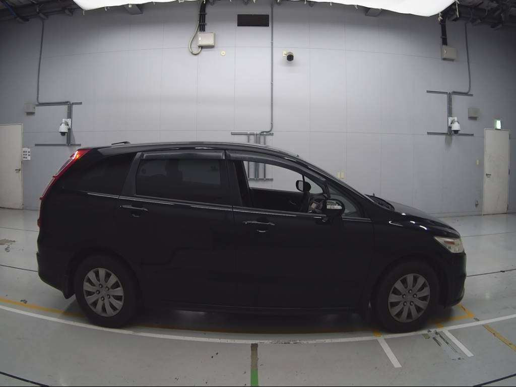 2010 Honda Stream RN6[2]