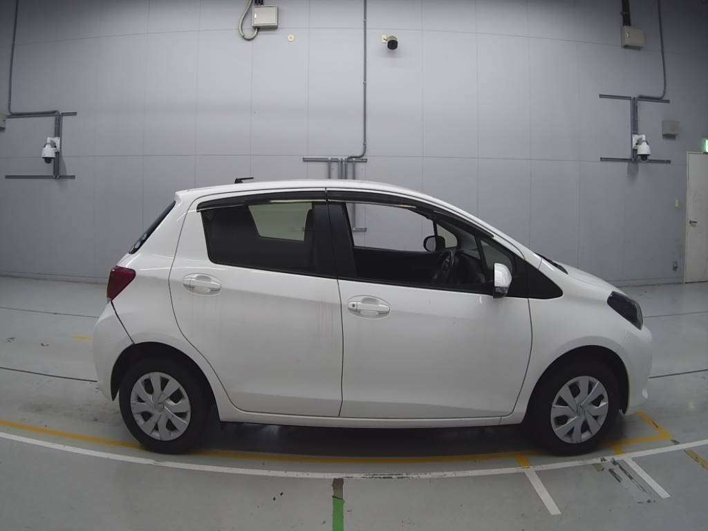 2016 Toyota Vitz KSP130[2]