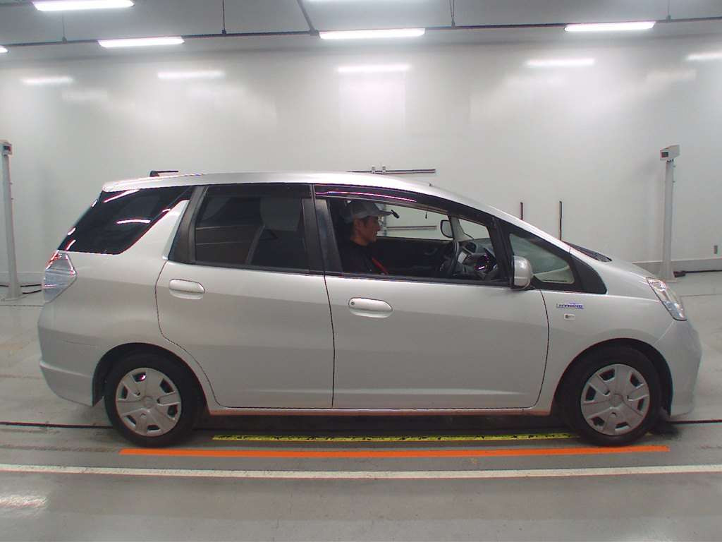 2014 Honda Fit Shuttle Hybrid GP2[2]