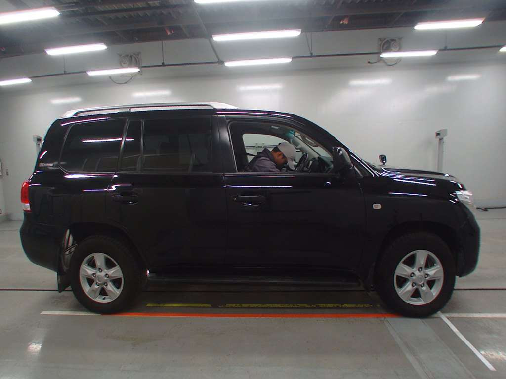 2010 Toyota Land Cruiser URJ202W[2]