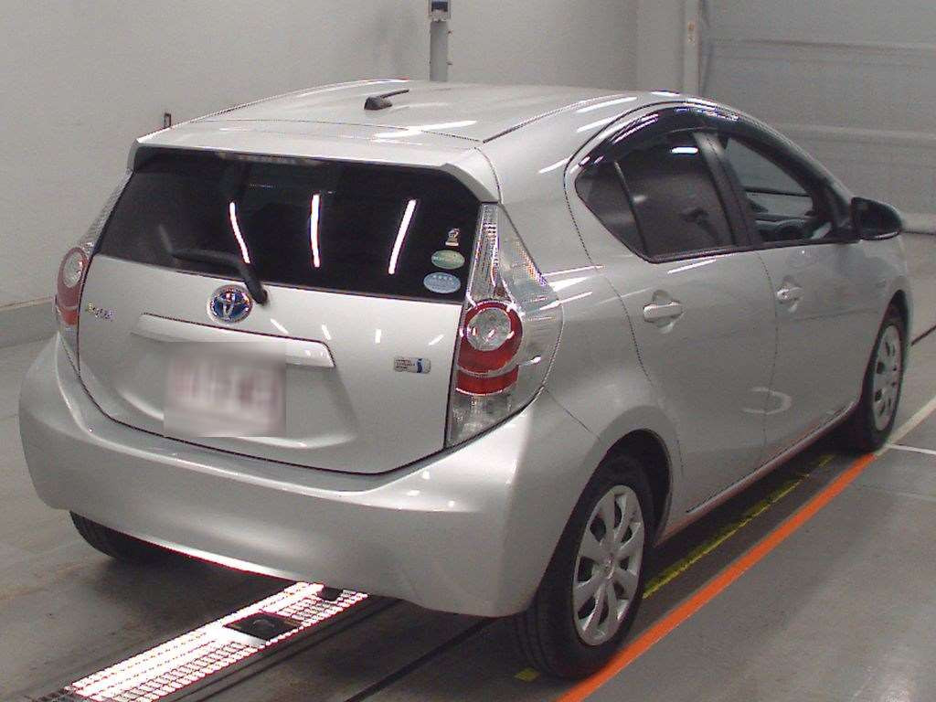 2012 Toyota Aqua NHP10[1]