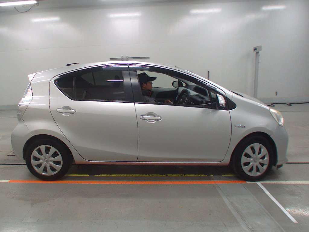 2012 Toyota Aqua NHP10[2]