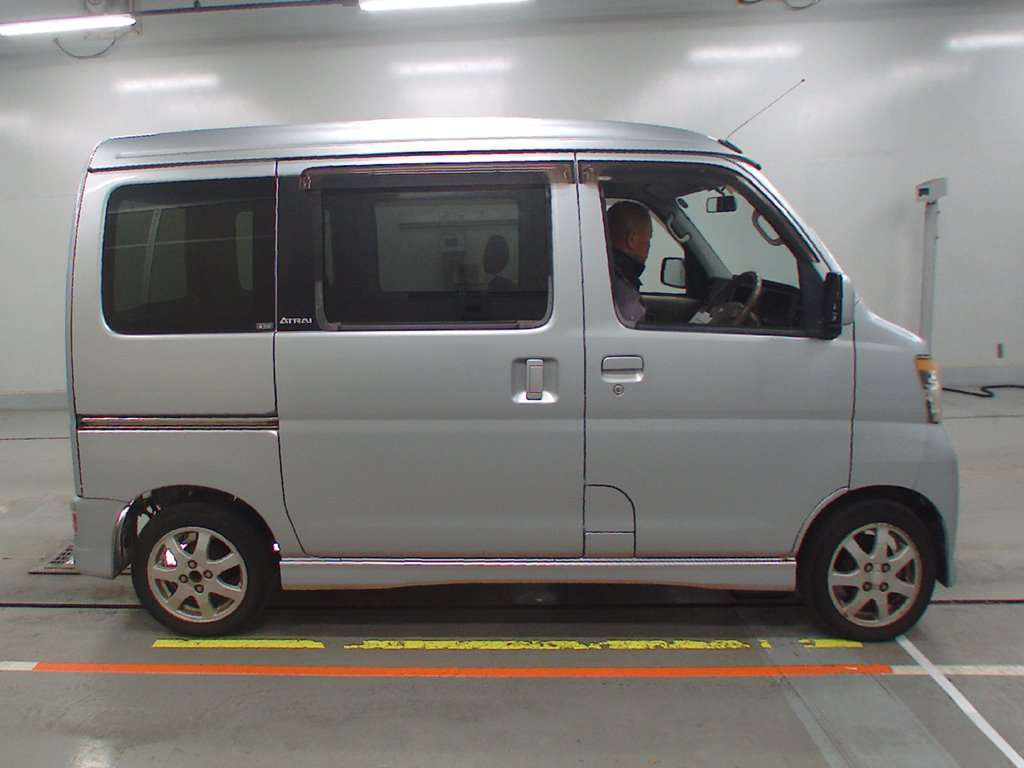 2009 Daihatsu Atrai Wagon S321G[2]