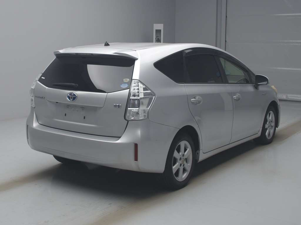 2012 Toyota Prius alpha ZVW41W[1]