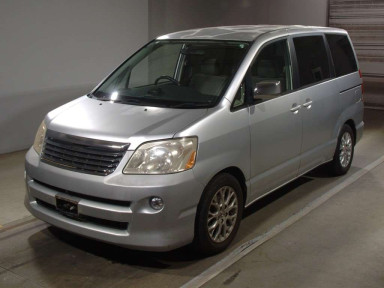 2005 Toyota Noah