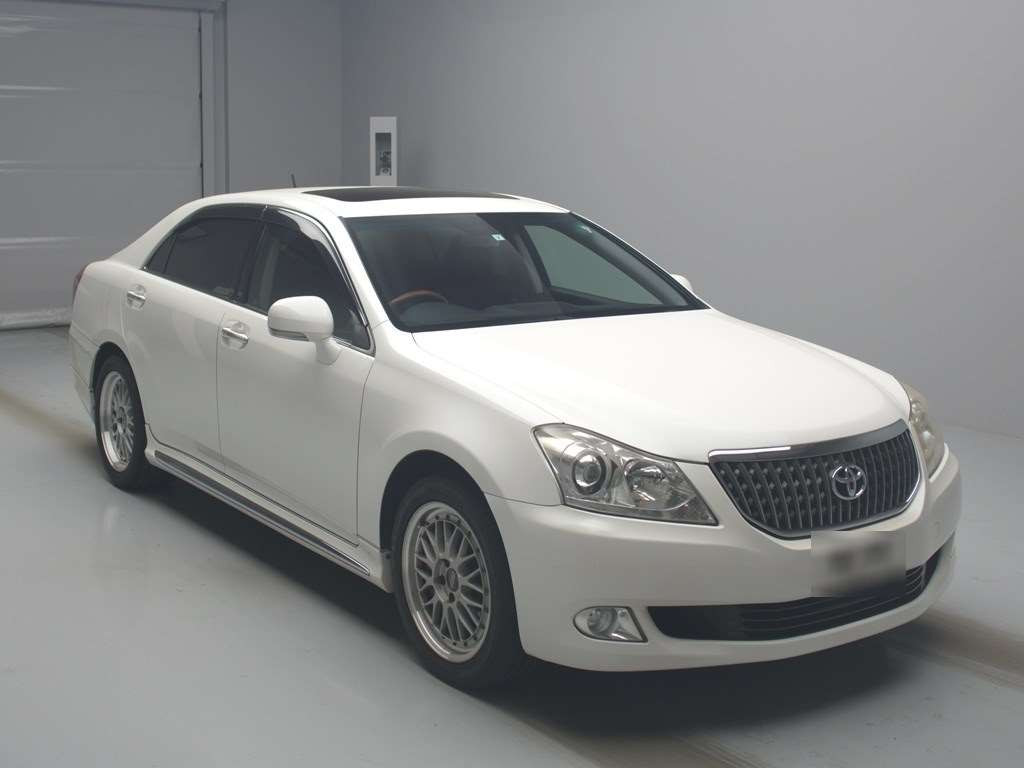 2009 Toyota Crown Majesta URS206[2]