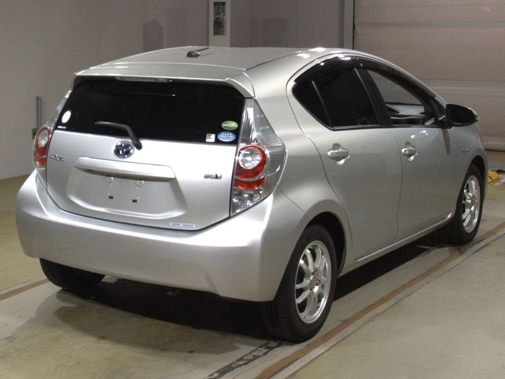 2013 Toyota Aqua NHP10[1]