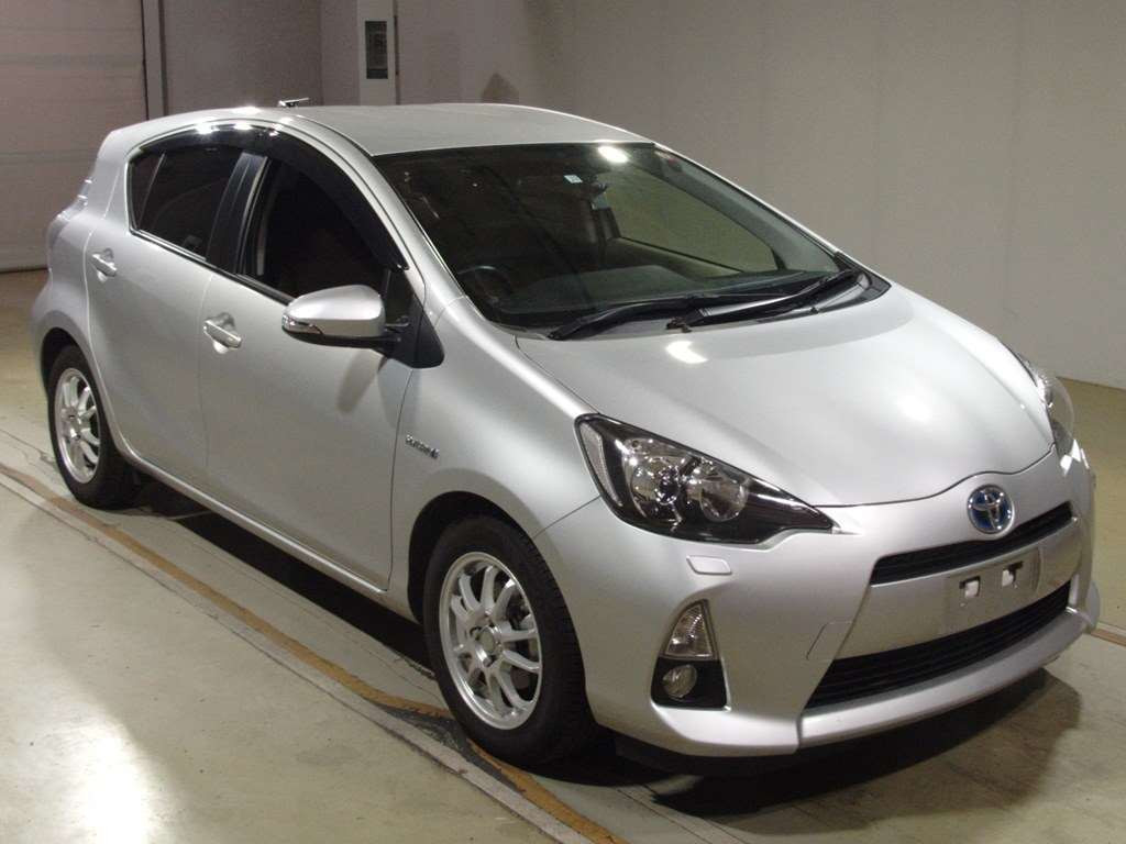 2013 Toyota Aqua NHP10[2]