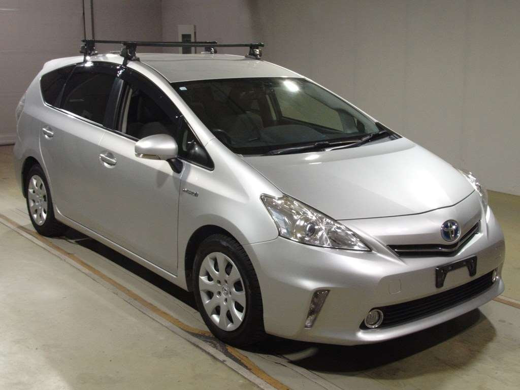 2014 Toyota Prius alpha ZVW41W[2]