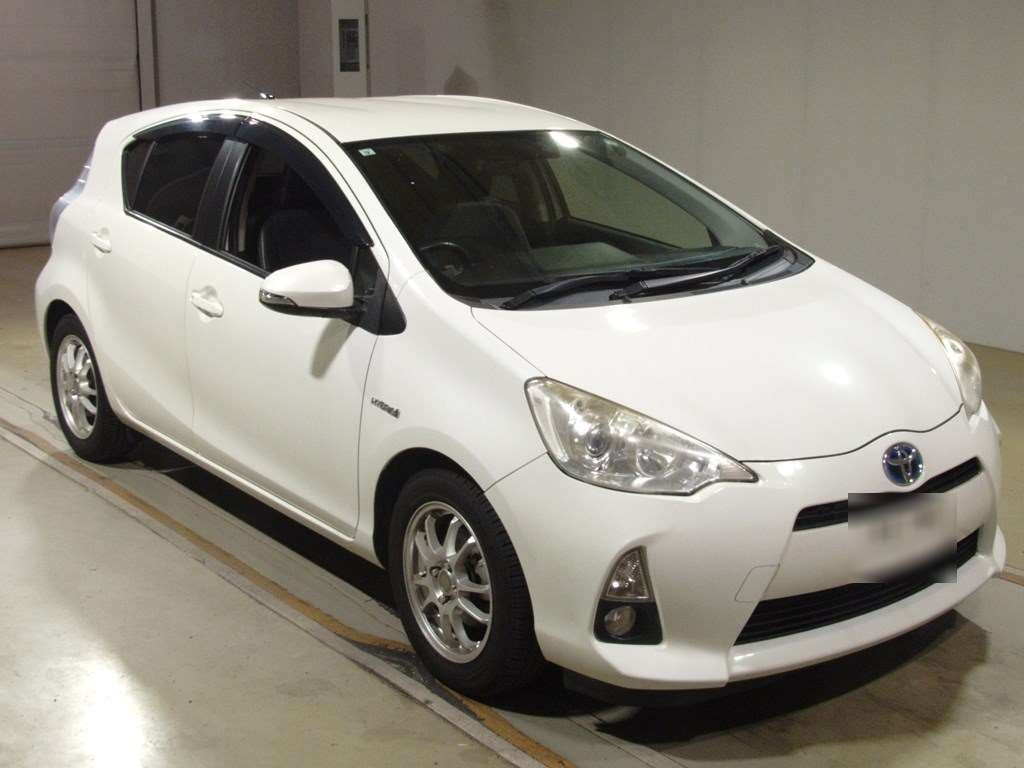 2013 Toyota Aqua NHP10[2]