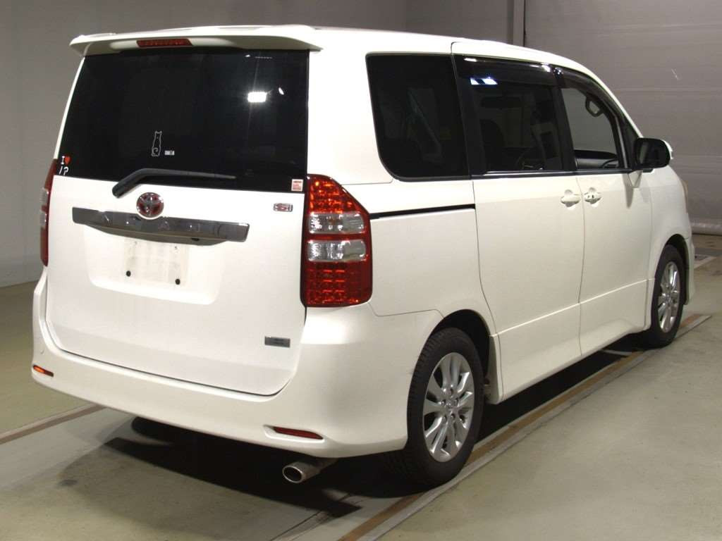 2010 Toyota Noah ZRR70W[1]