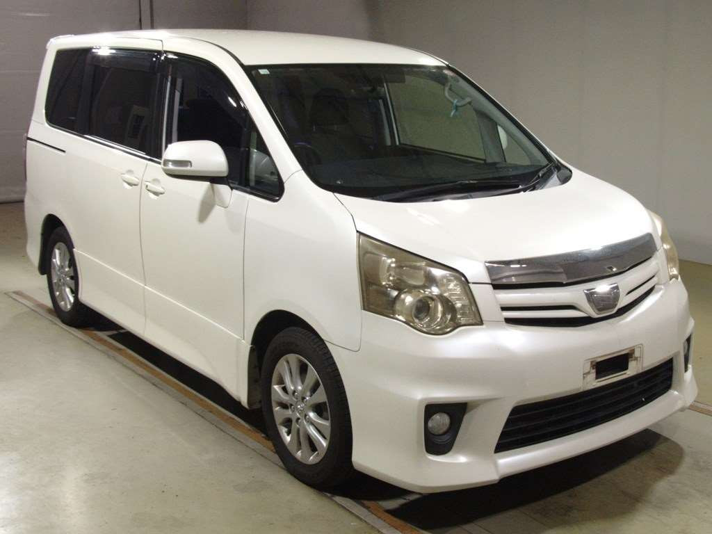 2010 Toyota Noah ZRR70W[2]