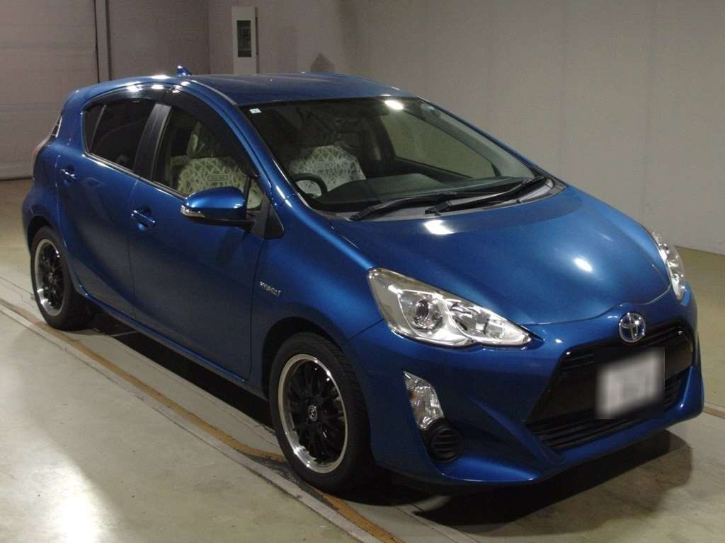 2015 Toyota Aqua NHP10[2]