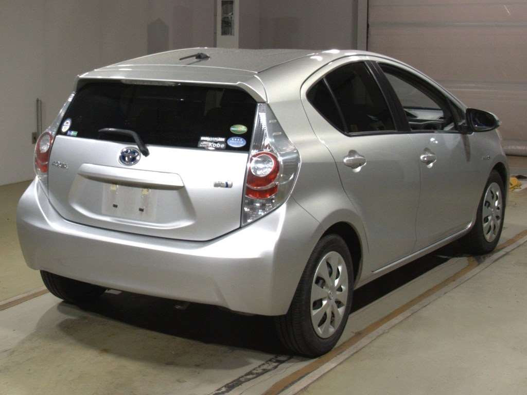 2012 Toyota Aqua NHP10[1]