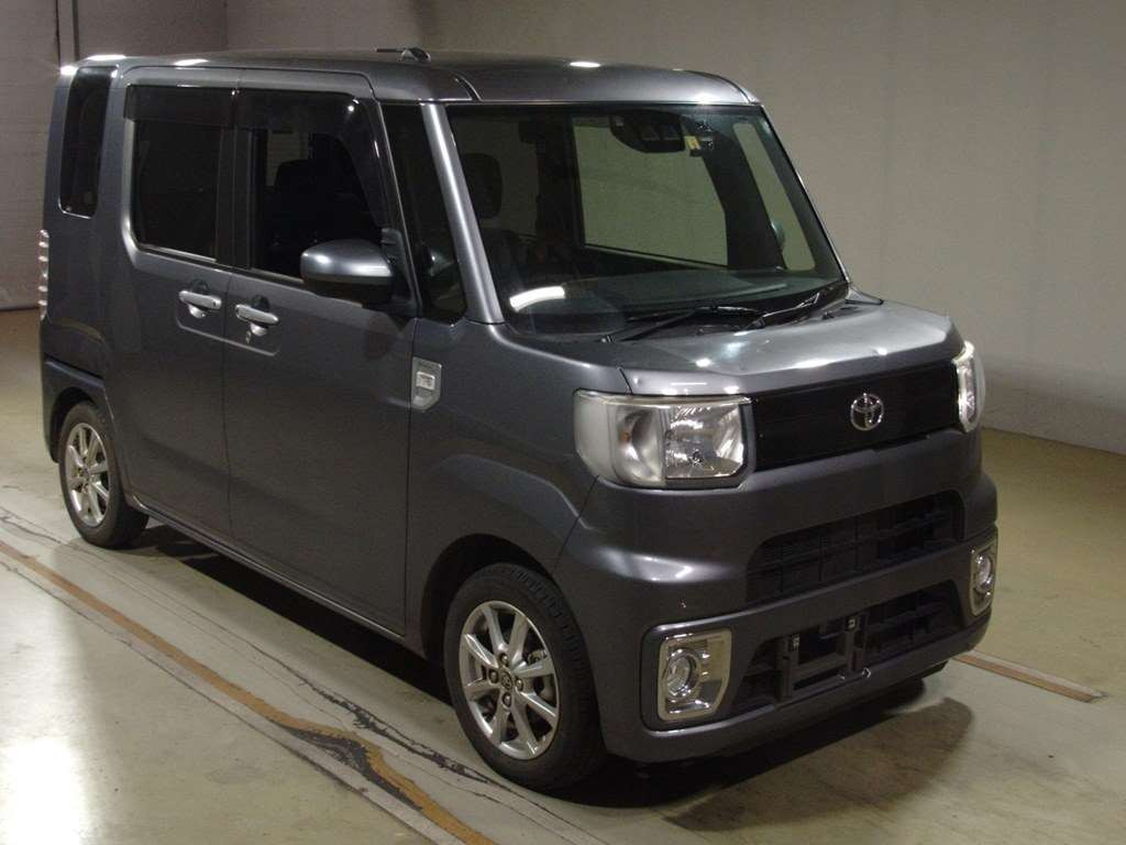 2022 Toyota Pixis Mega LA700A[2]