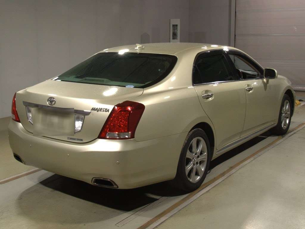 2012 Toyota Crown Majesta URS206[1]