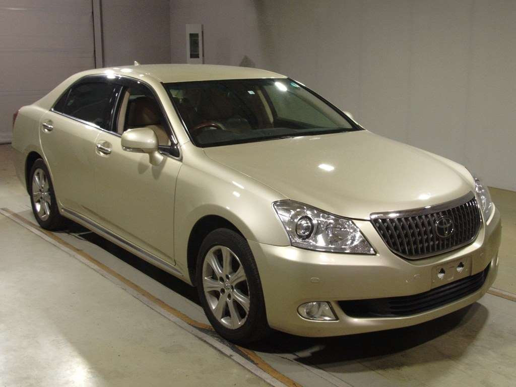 2012 Toyota Crown Majesta URS206[2]