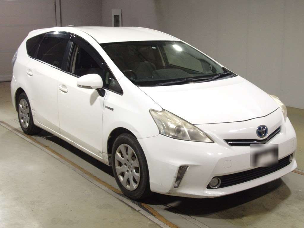 2011 Toyota Prius alpha ZVW41W[2]