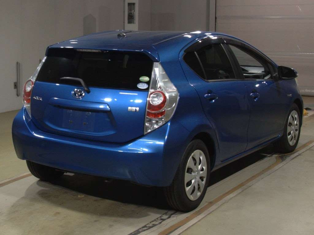 2013 Toyota Aqua NHP10[1]