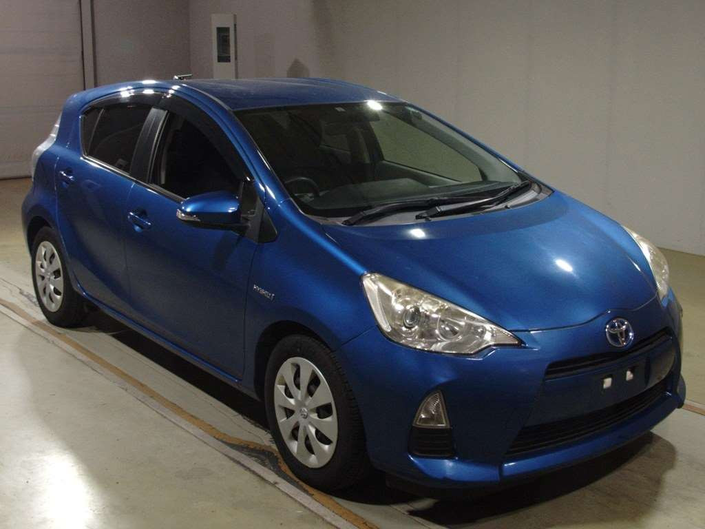 2013 Toyota Aqua NHP10[2]