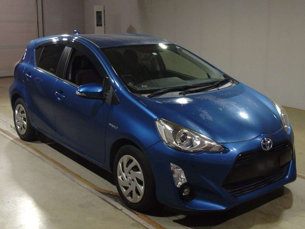 2015 Toyota Aqua NHP10[2]