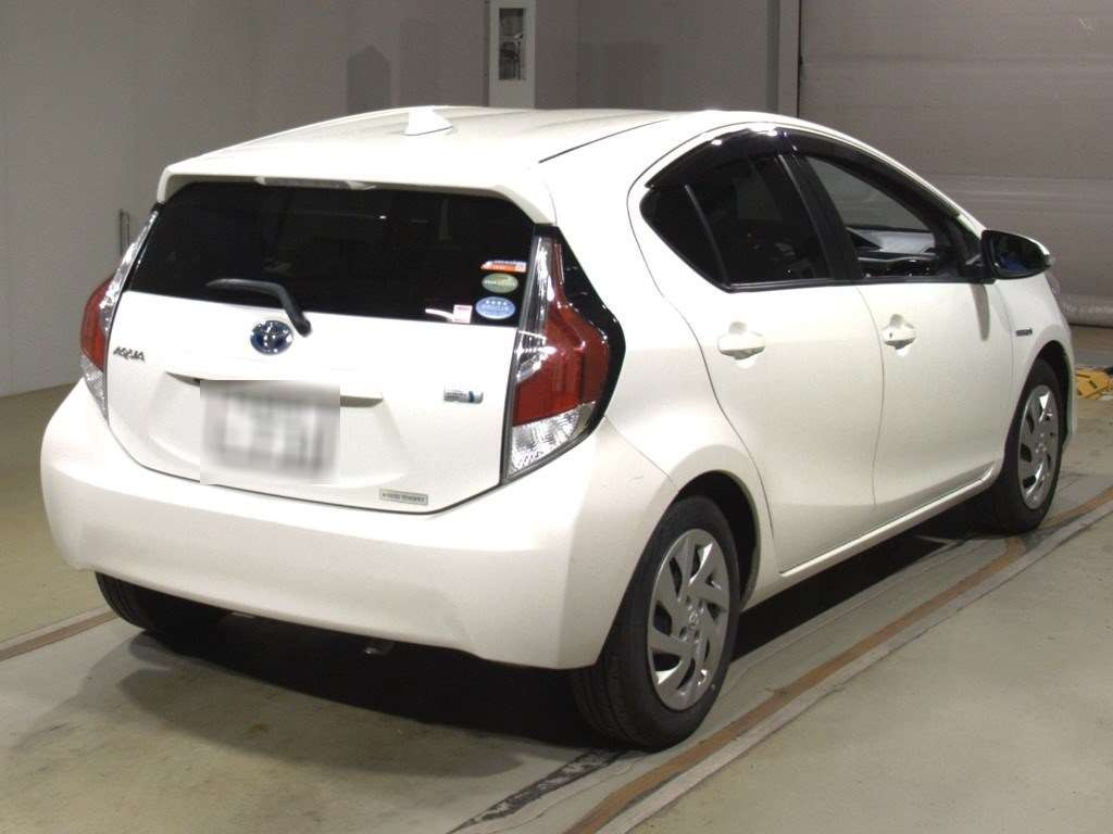 2015 Toyota Aqua NHP10[1]