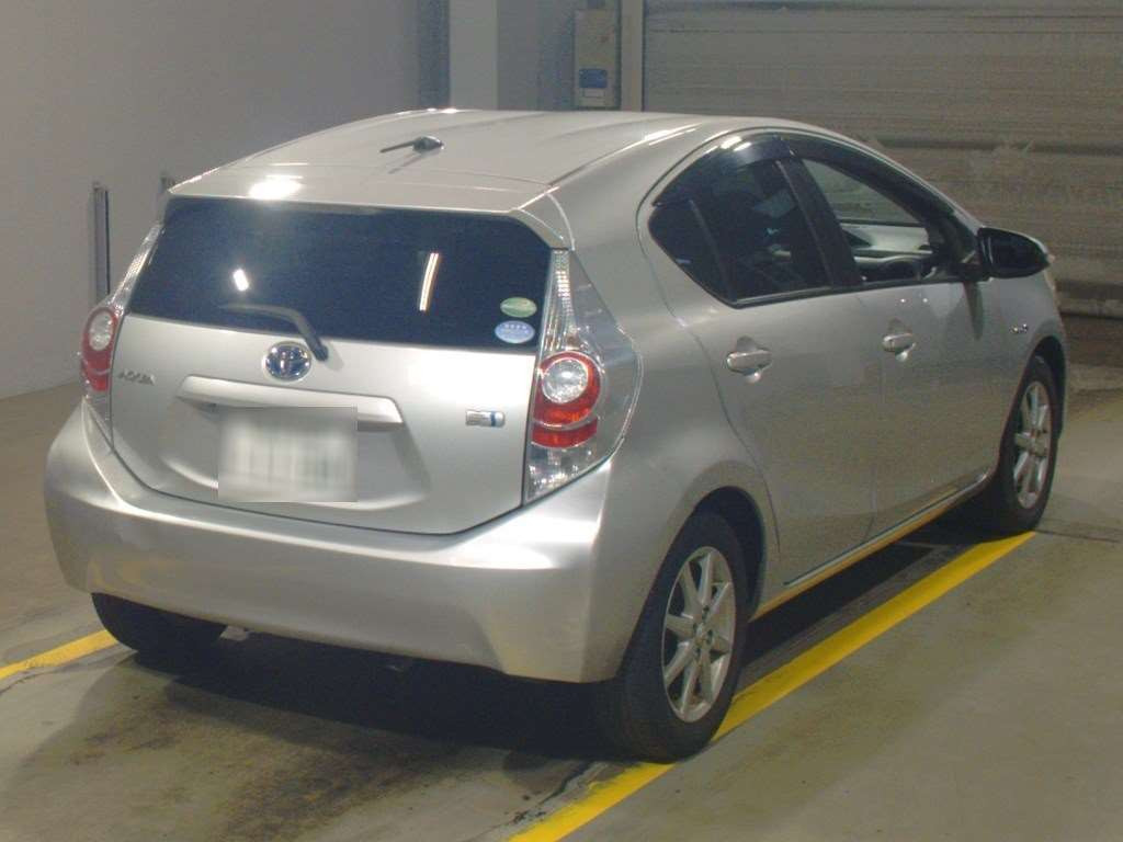 2013 Toyota Aqua NHP10[1]