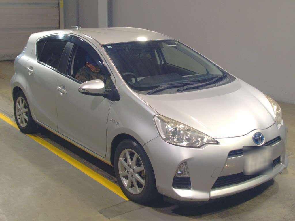 2013 Toyota Aqua NHP10[2]