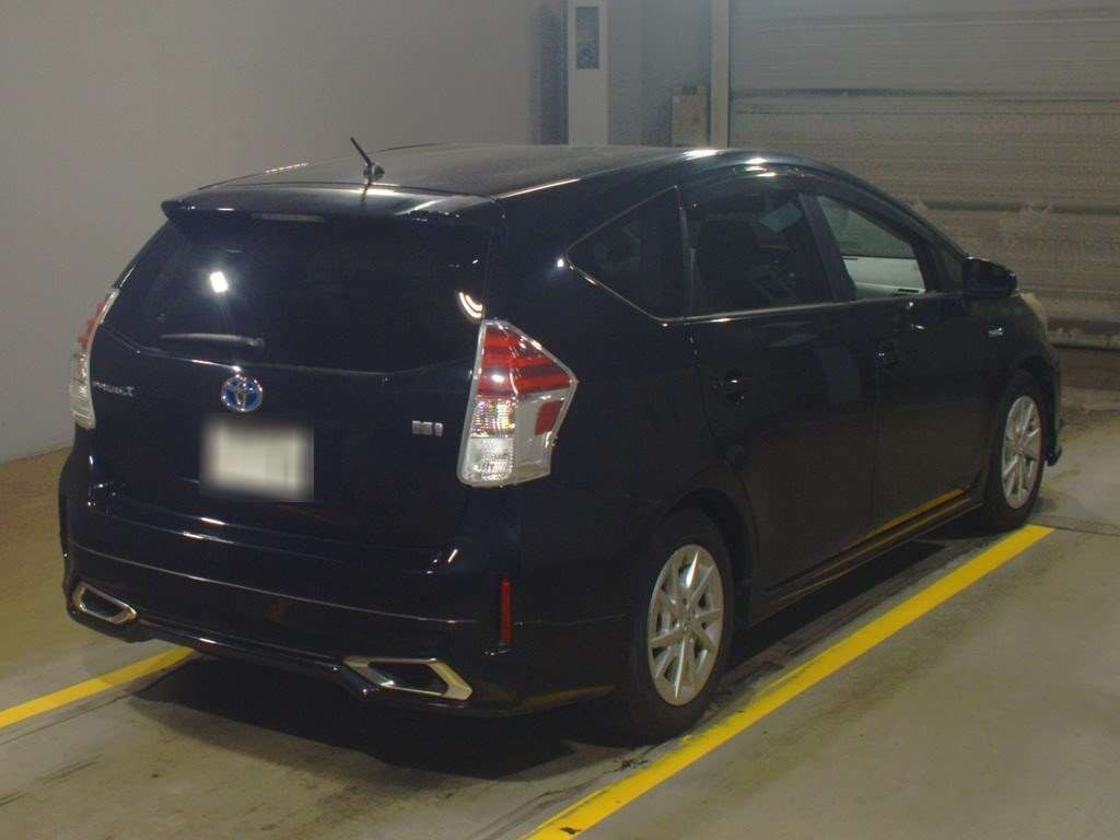 2014 Toyota Prius alpha ZVW41W[1]