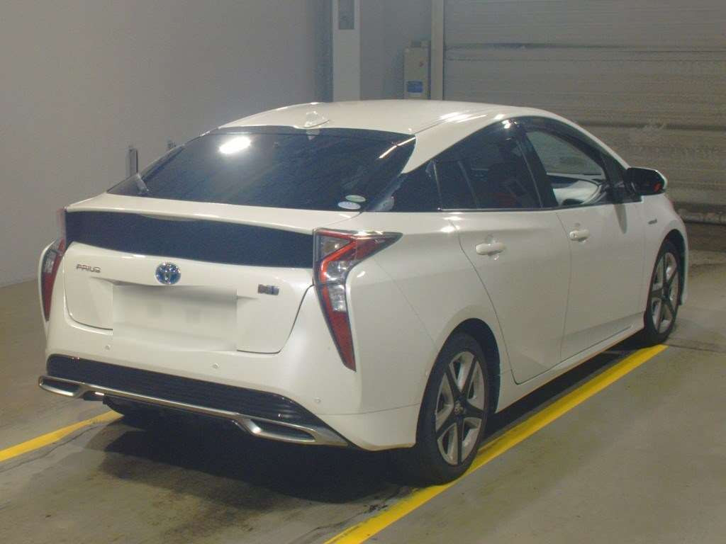 2016 Toyota Prius ZVW50[1]