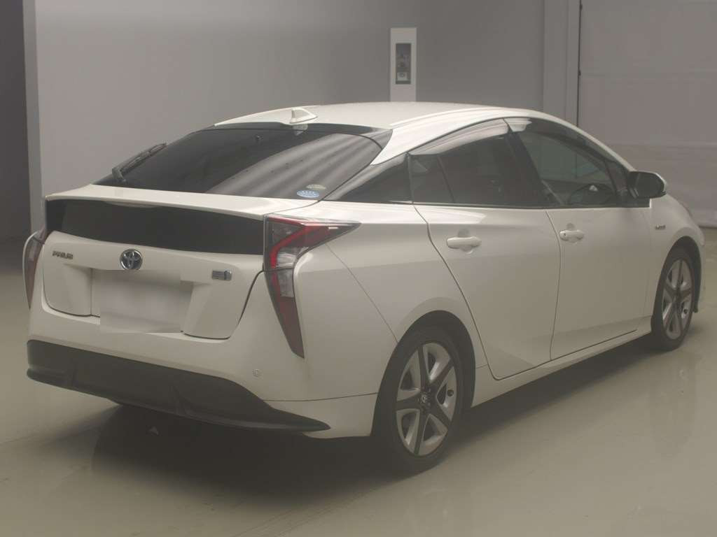 2016 Toyota Prius ZVW50[1]