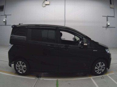 2013 Honda Freed spike hybrid