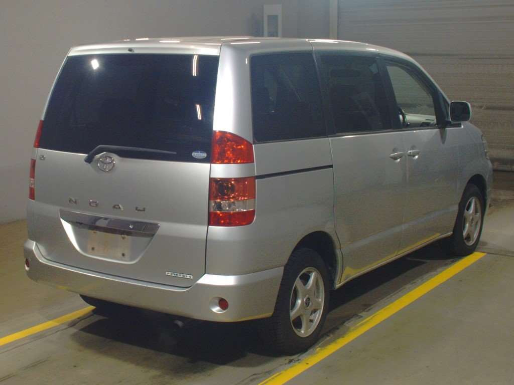 2003 Toyota Noah AZR65G[1]